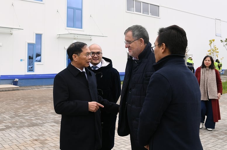 Viceprim-ministrul Bui Thanh Son vizitează fabrica de lapte proaspăt a TH Group din Rusia - Fotografia 3. Phó Thủ tướng Bùi Thanh Sơn thăm nhà máy sữa tươi của Tập đoàn TH tại Nga- Ảnh 3.