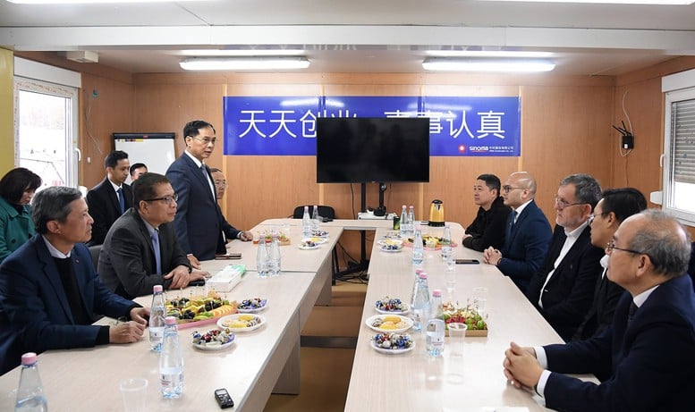 Viceprim-ministrul Bui Thanh Son vizitează fabrica de lapte proaspăt a TH Group din Rusia - Fotografia 4. Phó Thủ tướng Bùi Thanh Sơn thăm nhà máy sữa tươi của Tập đoàn TH tại Nga- Ảnh 4.