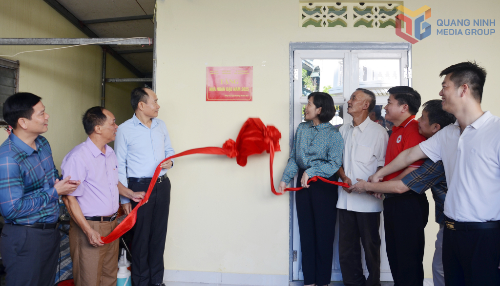 İl Anavatan Cephesi Komitesi, İl Kızılhaç Derneği, Vietnam Ulusal Kömür - Maden Endüstrileri Grubu ve Hong Gai bölgesindeki departmanlar, şubeler ve sendikalar, Ekim 2025'te Tran Hung Dao 4 Bölgesi'nde (Hong Gai bölgesi) Sayın Tran Duc Lam için İnsani Yardım Evi'nin açılışını gerçekleştirdi.