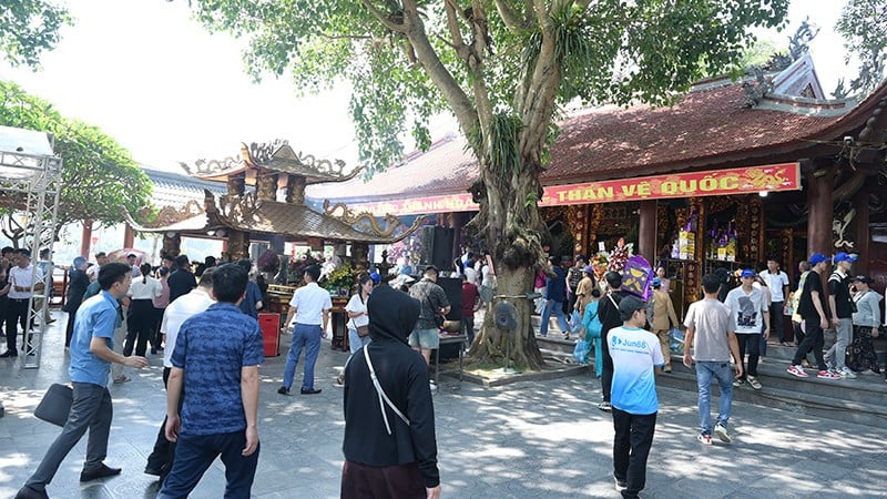 Kuil Bao Ha menarik ramai orang dan pelancong.