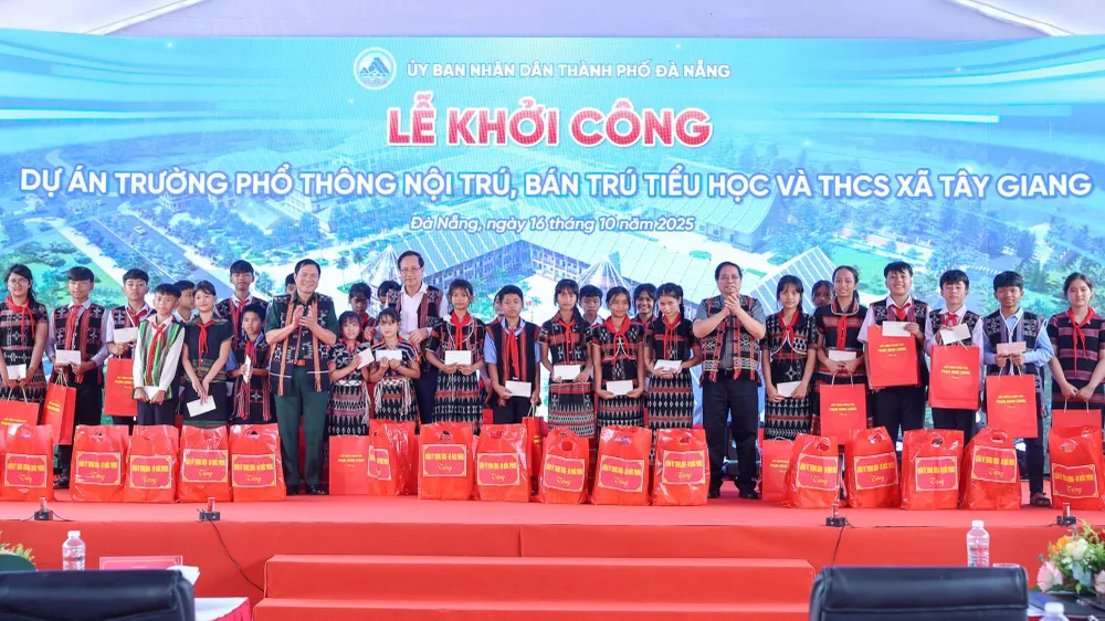 Le Premier ministre Pham Minh Chinh a planté un arbre souvenir à l'internat de l'école primaire et secondaire de Tay Giang, dans la ville de Da Nang.