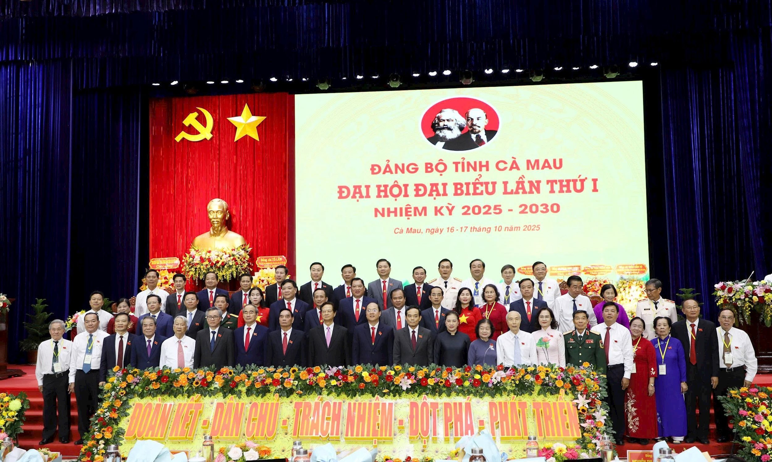 ກອງ​ປະ​ຊຸມ​ໄດ້​ສຸມ​ໃສ່​ປຶກ​ສາ​ຫາ​ລື​ຢ່າງ​ກົງ​ໄປ​ກົງ​ມາ​ກ່ຽວ​ກັບ​ເນື້ອ​ໃນ​ຂອງ​ຮ່າງ​ເອ​ກະ​ສານ​ທີ່​ຍື່ນ​ສະ​ເໜີ​ຕໍ່​ກອງ​ປະ​ຊຸມ​ດ້ວຍ​ຄວາມ​ກະ​ຕື​ລື​ລົ້ນ ແລະ ມີ​ຄວາມ​ຮັບ​ຜິດ​ຊອບ​ຫຼາຍ​ຢ່າງ. ​ເນື້ອ​ໃນ​ຂອງ​ການ​ປຶກສາ​ຫາລື​ແມ່ນ​ອຸດົມສົມບູນ, ​ແທດ​ຈິງ, ​ເລິກ​ເຊິ່ງ ​ແລະ ຮອບດ້ານ​ໃນ​ຂົງ​ເຂດ​ພັດທະນາ​ເສດຖະກິດ - ສັງຄົມ, ປ້ອງ​ກັນ​ຄວາມ​ສະຫງົບ, ກໍ່ສ້າງ​ພັກ, ກໍ່ສ້າງ​ລະບົບ​ການ​ເມືອງ; ຊີ້​ອອກ​ບັນດາ​ຂໍ້​ຈຳກັດ, ຂໍ້​ຂາດ​ຕົກ​ບົກ​ຜ່ອງ, ສາ​ເຫດ ​ແລະ ບົດຮຽນ; ​ເຫັນ​ດີ​ກັບ​ການ​ຕີ​ລາຄາ ​ແລະ ຄາດ​ຄະ​ເນ​ສະພາບ​ການ, ​ໄດ້​ກຳນົດ​ຄວາມ​ສາມາດ​ບົ່ມ​ຊ້ອນ​ຂອງ​ປະ​ເທດ​ຢ່າງ​ຈະ​ແຈ້ງ.