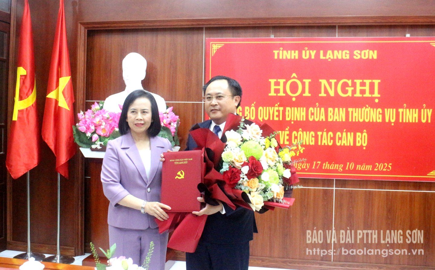 Kamerat Doan Thi Hau, visesekretær i den provinsielle partikomiteen og leder av det provinsielle folkerådet, presenterte avgjørelsen og blomster for å gratulere kamerat Luong Trong Quynh.
