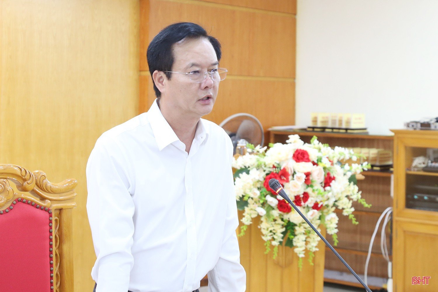 Phó Chủ tịch UBND tỉnh Trần Báu Hà phát biểu tại cuộc họp.