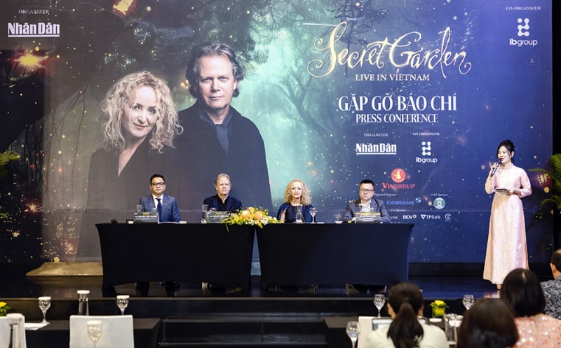 Legendary duo Secret Garden has arrived in Vietnam, ready for a special music night -0