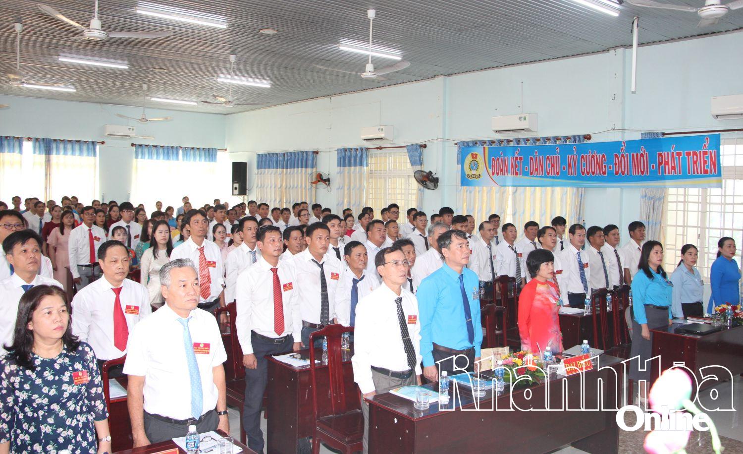 Các đại biểu thực hiện nghi thức chào cờ.