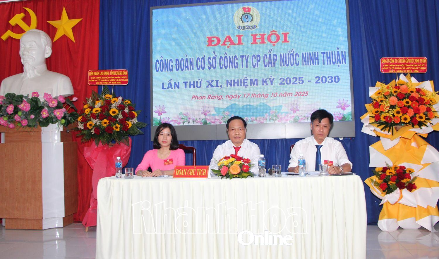 Đoàn chủ tích điều hành đại hội.