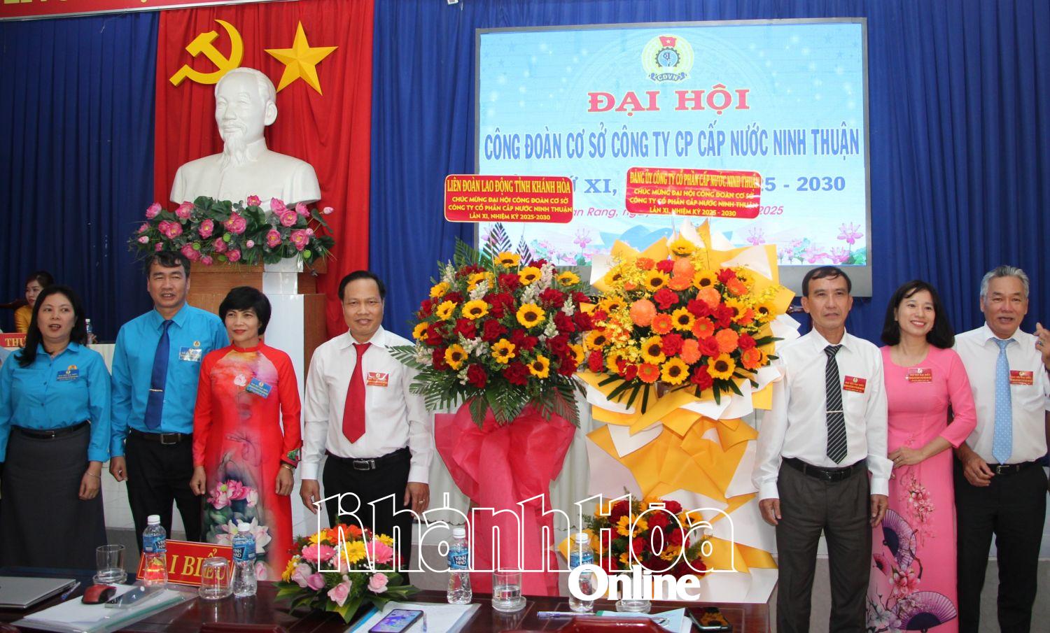 Lãnh đạo Liên đoàn Lao động tỉnh và công ty tặng hoa chúc mừng đại hội.