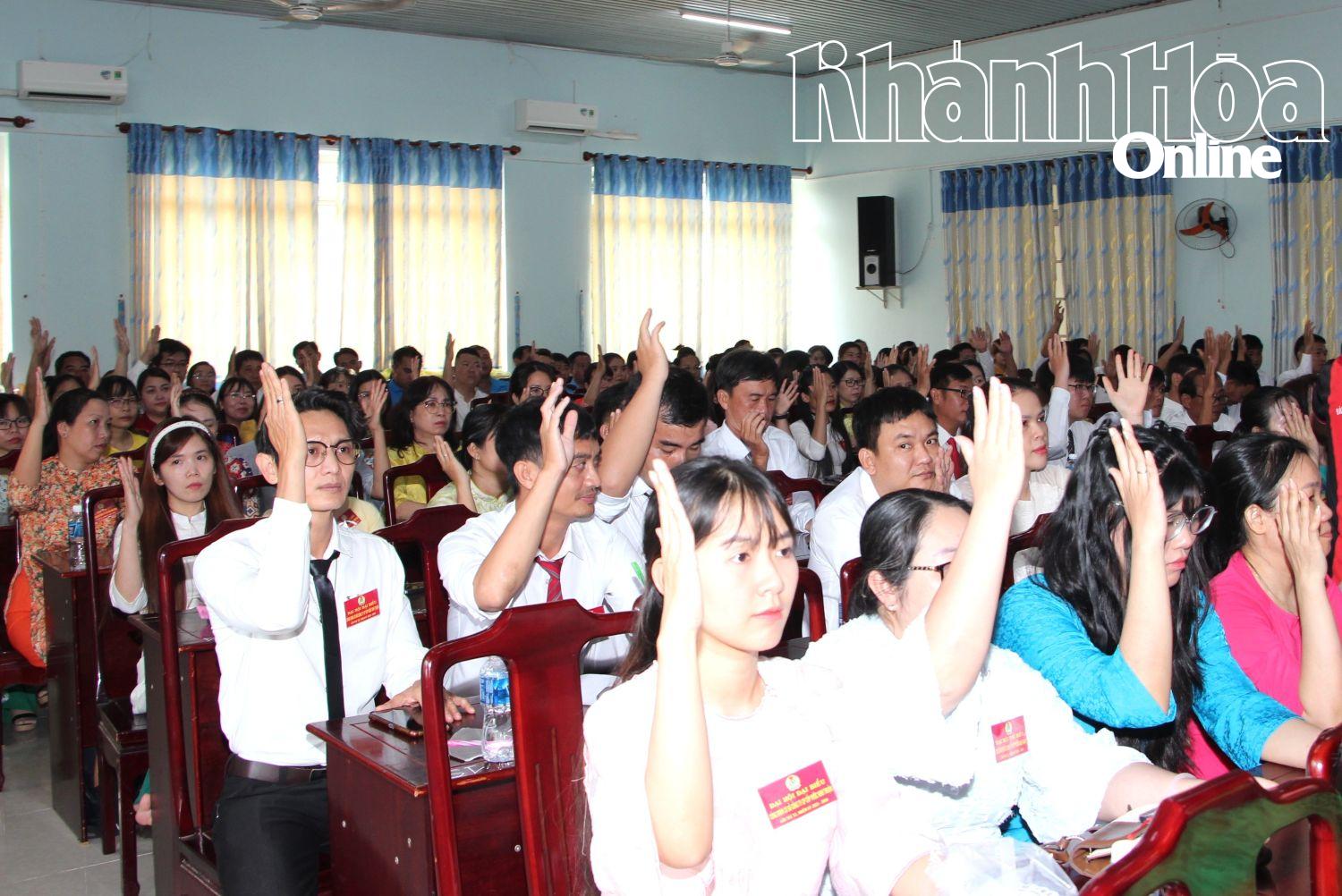 Các đại biểu biểu quyết thông qua các nội dung tại đại hội.