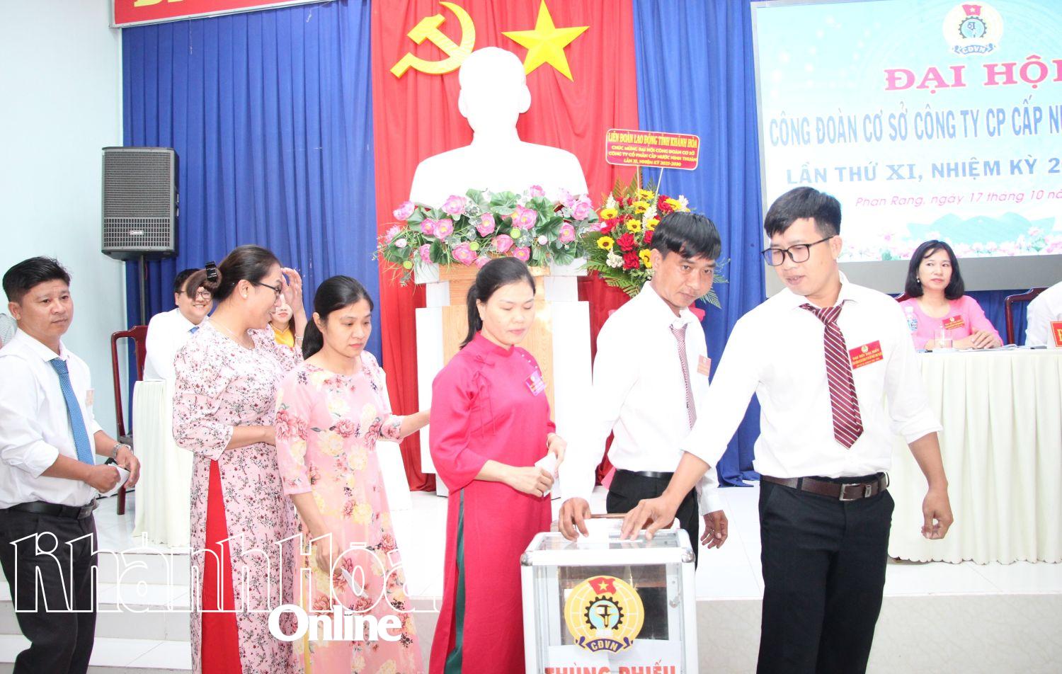 Các đại biểu bỏ phiếu bầu Ban Chấp hành Công đoàn cơ sở Công ty Cổ phần Cấp nước Ninh Thuận nhiệm kỳ 2025-2030.
