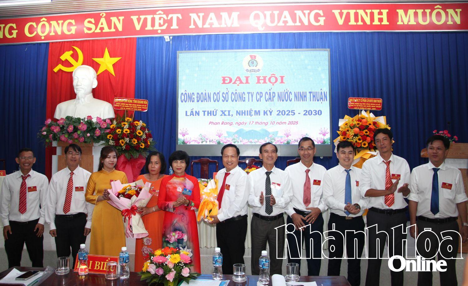 Lãnh đạo Liên đoàn Lao động tỉnh và công ty tặng hoa chúc mừng Ban Chấp hành Công đoàn cơ sở Công ty Cổ phần Cấp nước Ninh Thuận nhiệm kỳ 2025-2030.