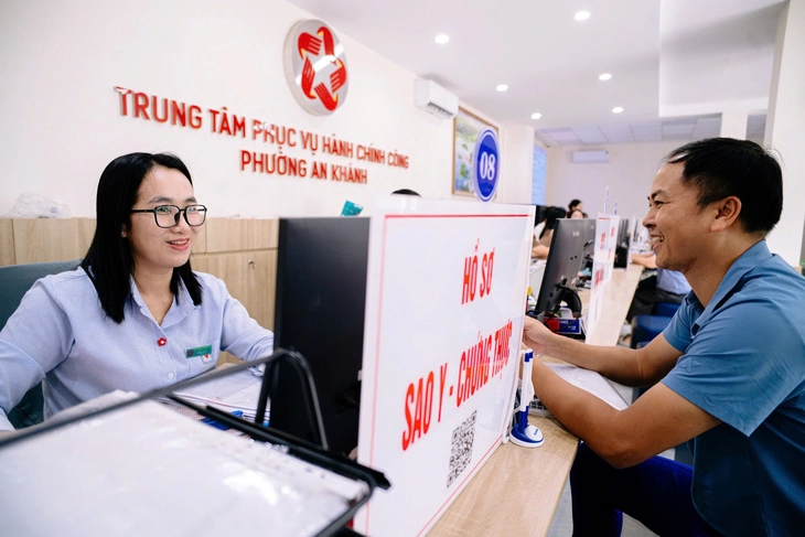 Folk kommer for å notarisere eiendomstransaksjoner på An Khanh Ward Public Administration Service Center, Ho Chi Minh-byen - Foto: THANH HIEP