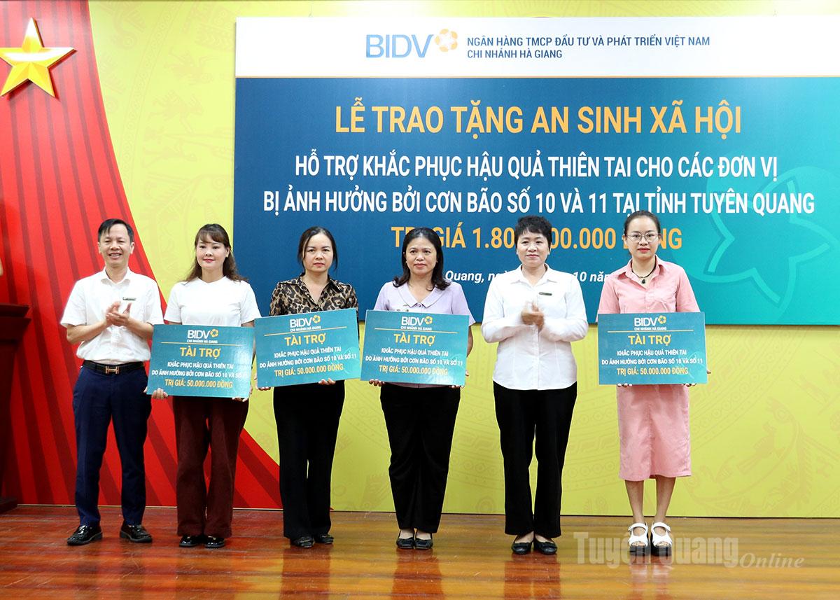 Wakil kepimpinan Bank BIDV menyampaikan 50 juta VND sebagai sokongan kepada unit sekolah.