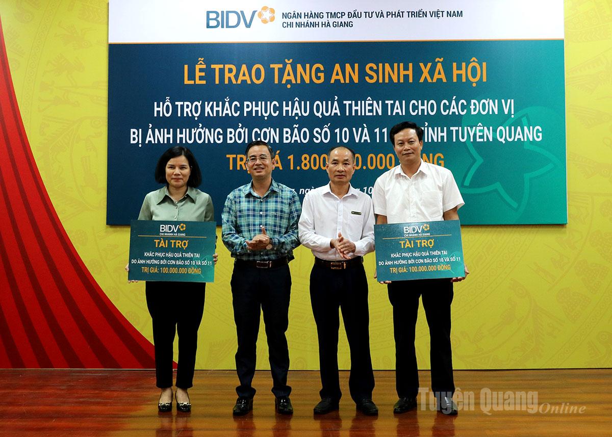 Wakil Bank BIDV menyampaikan 100 juta VND sebagai sokongan kepada Jawatankuasa Rakyat Wad 1 dan 2 Ha Giang.