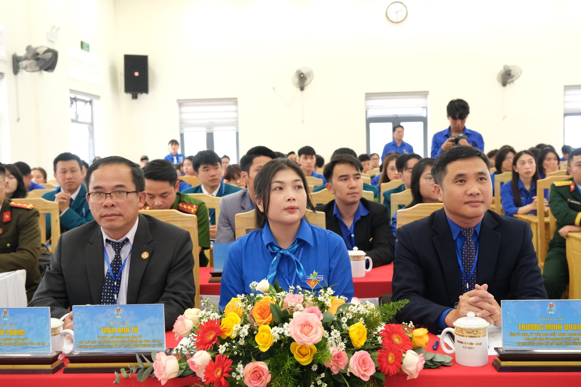 지방 청년 연합 사무국장 Truong Minh Quang과 대회에 참석한 대표자들