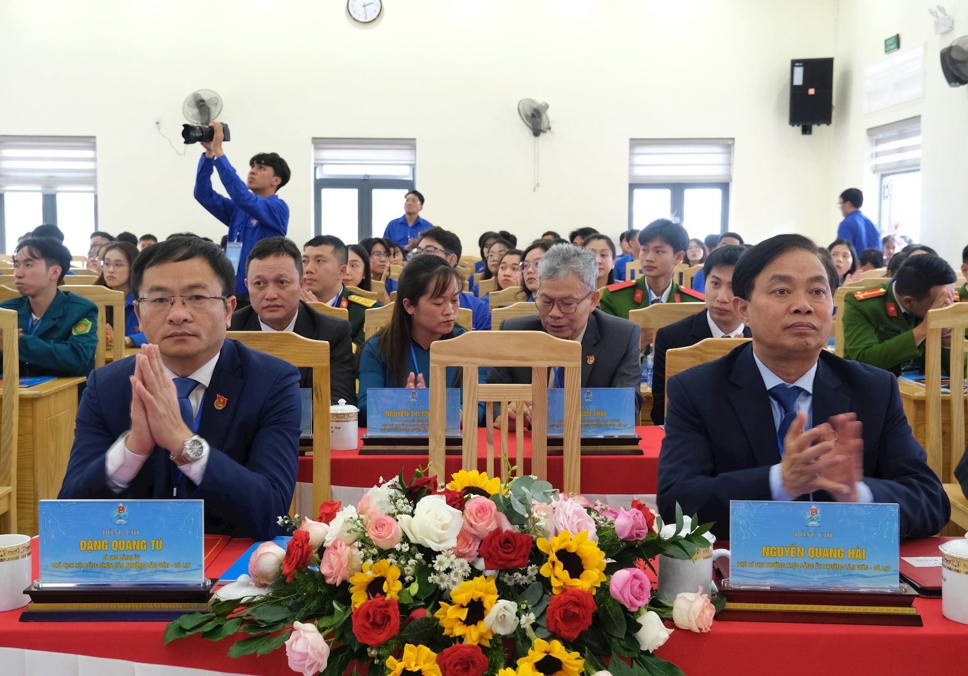 다랏 람비엔구 지도자들이 대회에 참석했습니다.
