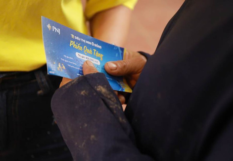 PNJ lanserar '0 Dong Mini Supermarket': Stödjer människor som drabbats av stormar och översvämningar - Foto 2. PNJ triển khai 'Siêu thị mini 0 đồng': Hỗ trợ đồng bào chịu thiệt hại do bão lũ- Ảnh 2.