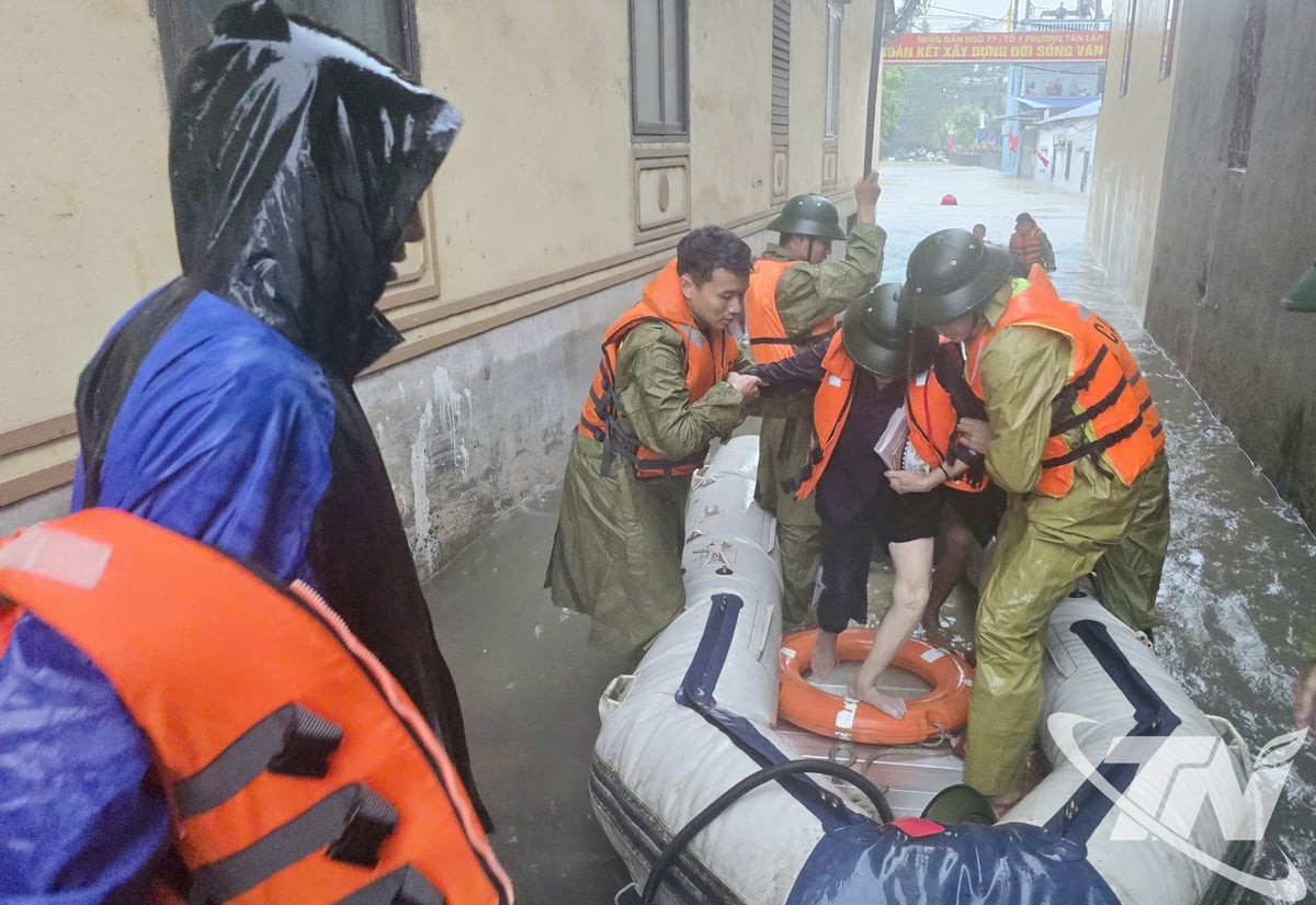 حشدت شرطة مقاطعة تاي نجوين ضباطًا وجنودًا ومركبات إنقاذ لنقل الأشخاص في المناطق التي غمرتها الفيضانات إلى بر الأمان.