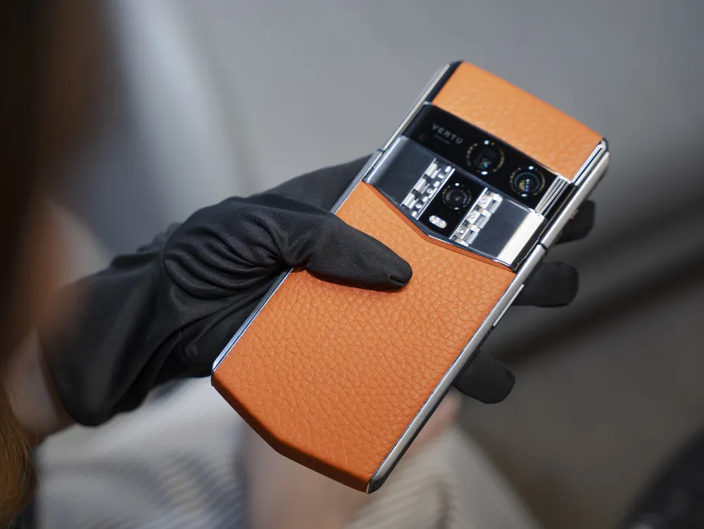 Vertu Agent Q کمترین قیمت را با ۱۶۰ میلیون دونگ ویتنام دارد.