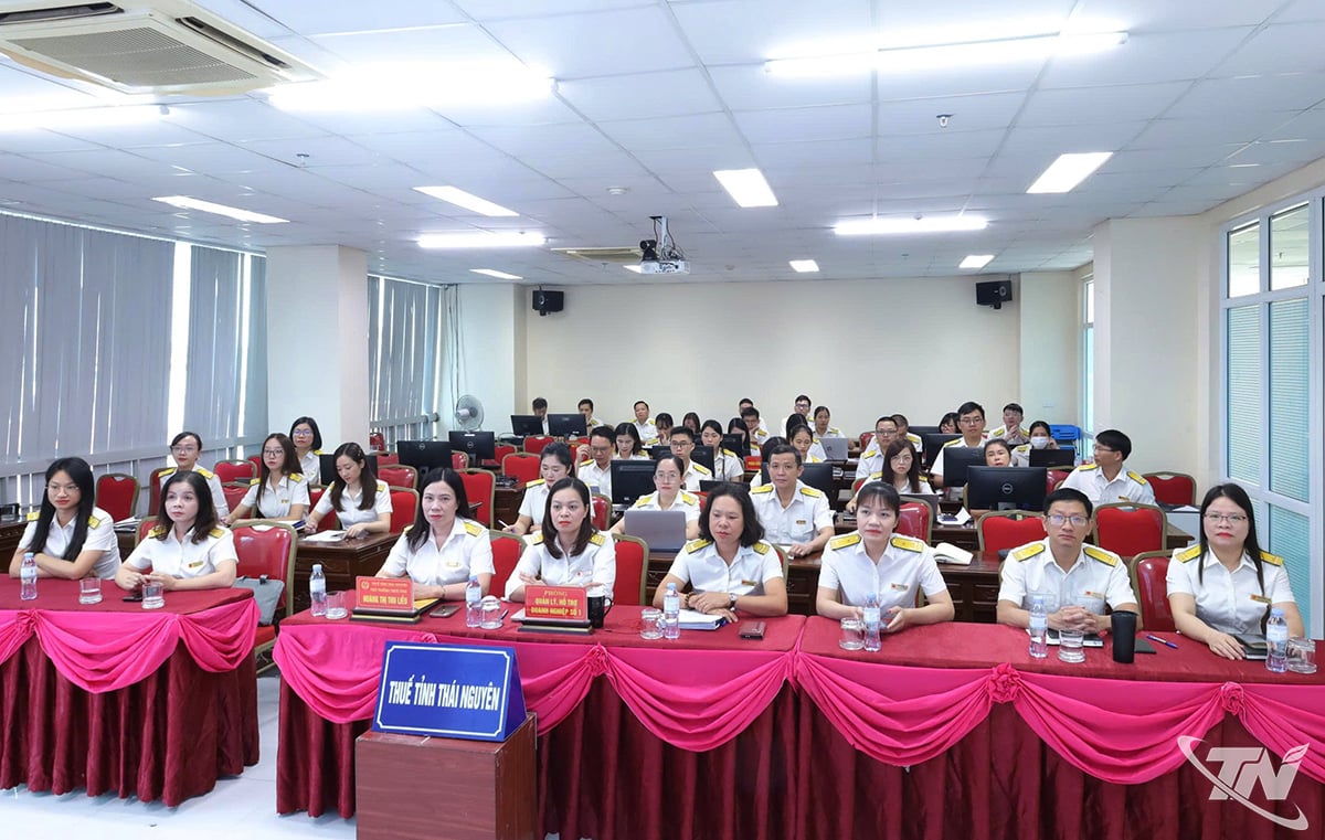ຕອນ​ບ່າຍ​ວັນ​ທີ 16/10, ກົມ​ສ່ວຍ​ສາ​ອາກອນ​ແຂວງ ​ໄທ​ງວຽນ ​ໄດ້​ຈັດ​ກອງ​ປະຊຸມ​ທາງ​ອອນ​ລາຍ ​ເພື່ອ​ຊີ້​ນຳ​ບັນດາ​ນະ​ໂຍບາຍ​ຍົກ​ເວັ້ນພາສີ, ຫຼຸດຜ່ອນ ​ແລະ ຂະຫຍາຍ​ເວລາ​ໃຫ້​ຜູ້​ເສຍ​ພາສີ​ທີ່​ໄດ້​ຮັບ​ຜົນ​ກະທົບ​ຈາກ​ໄພ​ທຳ​ມະ​ຊາດ.