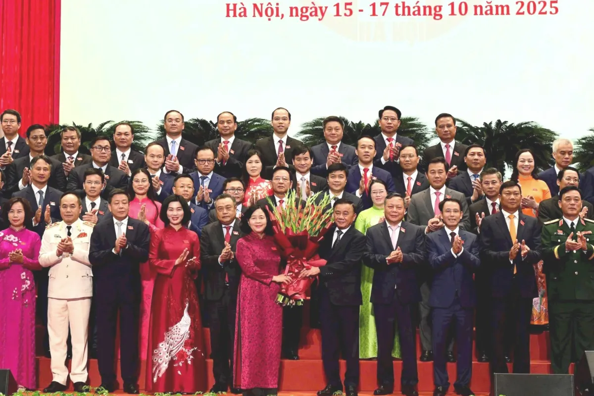 Avslutning av Hanois partikommittés 18:e kongress: Solidaritet - Underrättelsetjänst - Åtgärder för huvudstadens utveckling - Foto 2. Bế mạc Đại hội XVIII Đảng bộ TP Hà Nội: Đoàn kết - Trí tuệ - Hành động vì Thủ đô phát triển- Ảnh 2.