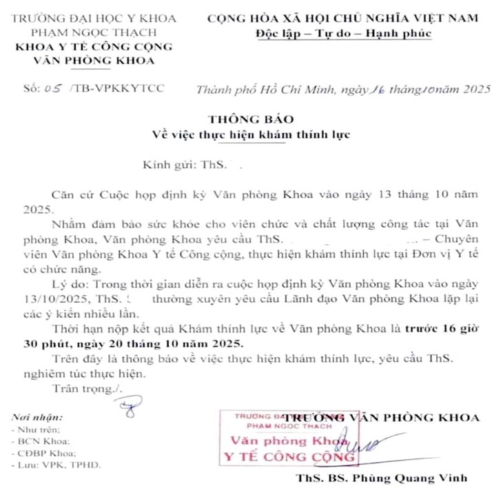 O que a Universidade de Medicina Pham Ngoc Thach disse quando o líder do departamento pediu ao especialista em audição para examinar a audição? - Foto 2. Trường đại học Y khoa Phạm Ngọc Thạch nói gì khi lãnh đạo khoa yêu cầu chuyên viên khám thính lực? - Ảnh 1.