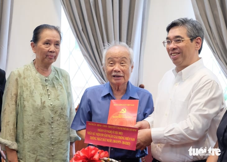 O músico Pham Minh Tuan espera ter mais obras com um toque de nova era - Foto 1. Lãnh đạo TP.HCM thăm nhà các văn nghệ sĩ và nghệ sĩ ở Trung tâm dưỡng lão Thị Nghè - Ảnh 1.