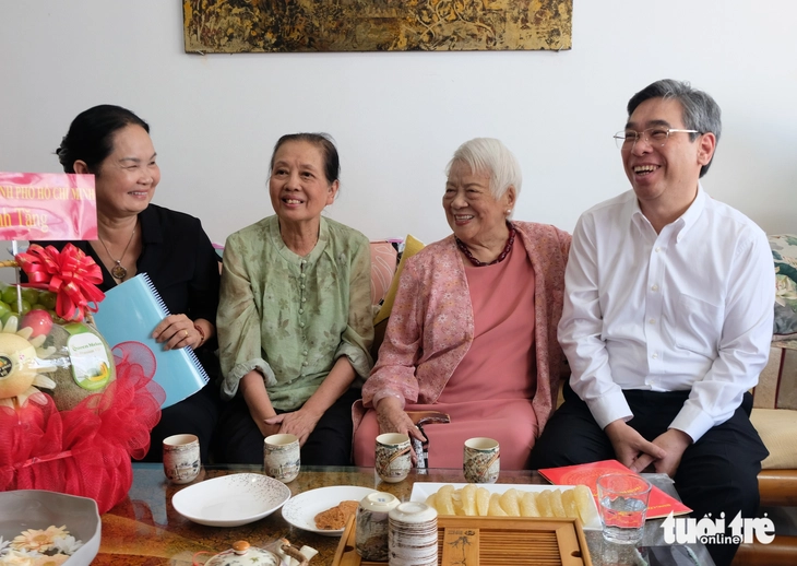 Lãnh đạo TP.HCM thăm nhà các văn nghệ sĩ và nghệ sĩ ở Trung tâm dưỡng lão Thị Nghè - Ảnh 3.