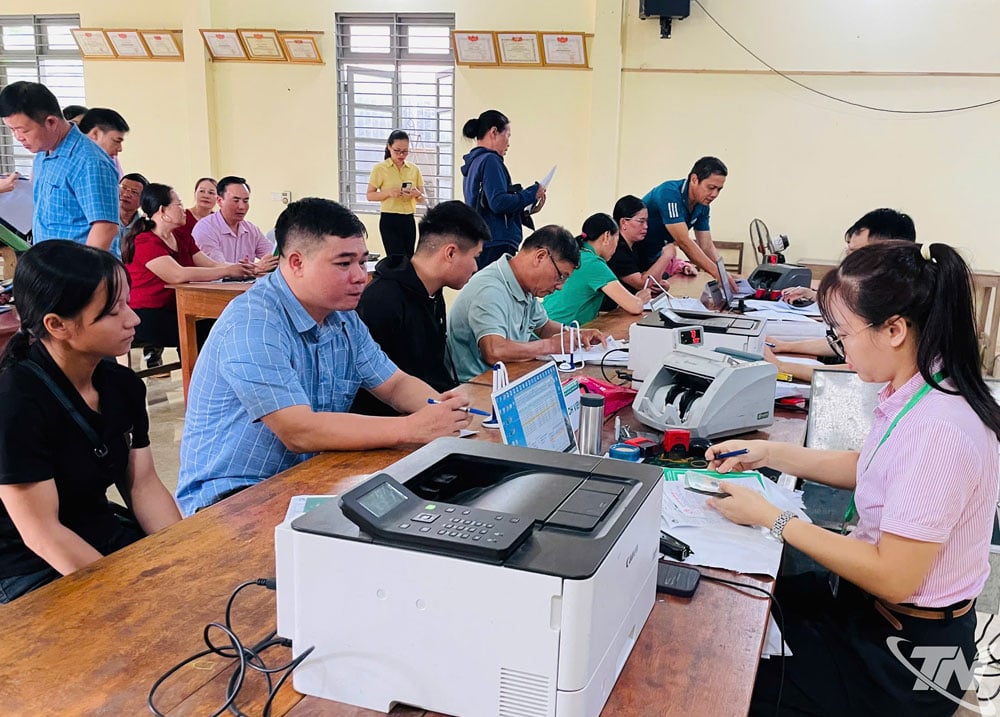 Transaktionsaktiviteter vid Dinh Hoa Social Policy Banks transaktionskontor vid Bao Linh-transaktionspunkten, Dinh Hoa kommun