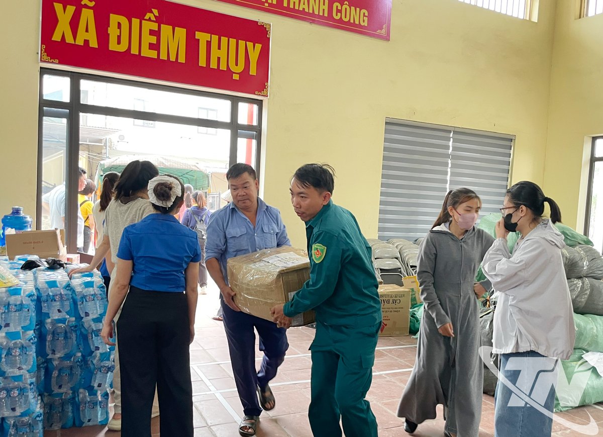 Diem Thuy község mozgósította a legszükségesebb dolgokat, hogy azokat szétosszák az árvíz sújtotta területeken élők között.