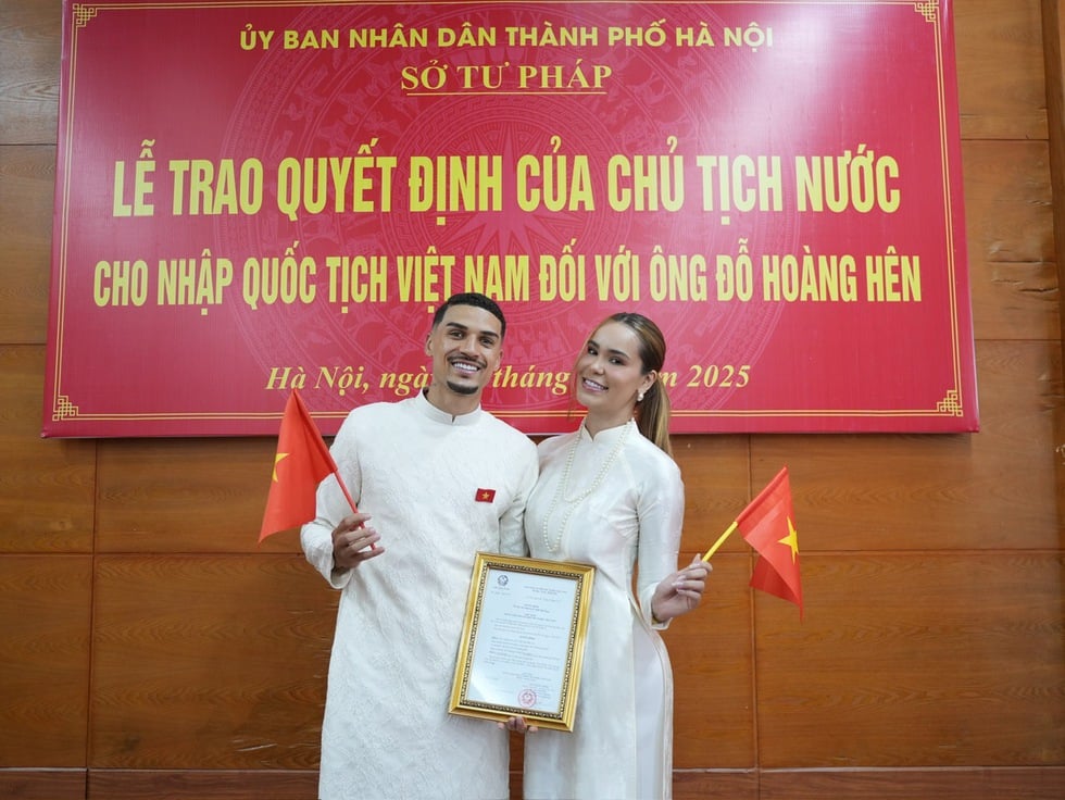 Do Hoang Hen tersentuh saat menjadi warga negara Vietnam: 'Saya ingin berkontribusi bagi Tanah Air' - Foto 2. Đỗ Hoàng Hên xúc động khi trở thành công dân Việt Nam: 'Tôi khao khát cống hiến cho Tổ quốc'- Ảnh 2.