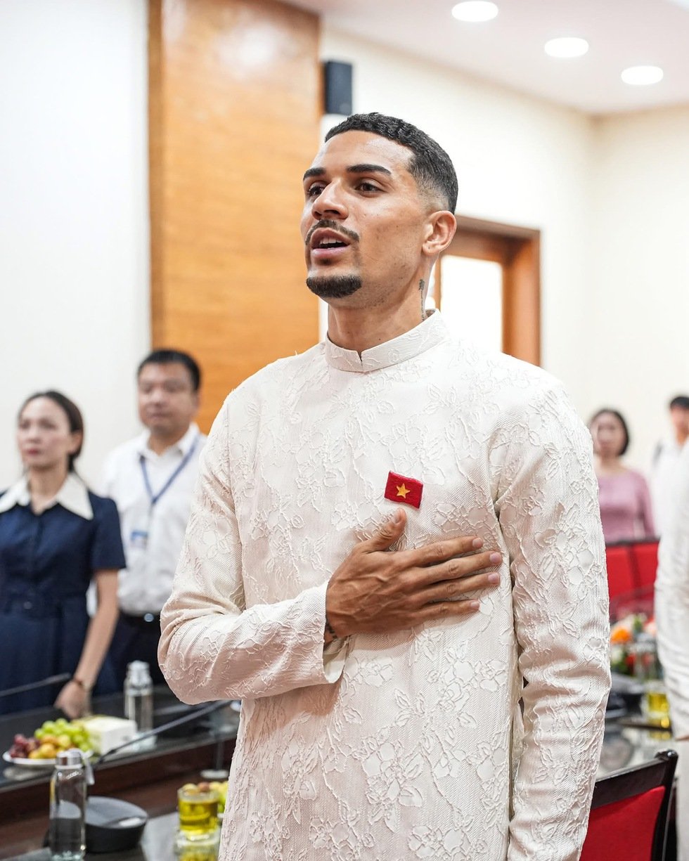 Do Hoang Hen tersentuh saat menjadi warga negara Vietnam: 'Saya ingin berkontribusi bagi Tanah Air' - Foto 3. Đỗ Hoàng Hên xúc động khi trở thành công dân Việt Nam: 'Tôi khao khát cống hiến cho Tổ quốc'- Ảnh 3.