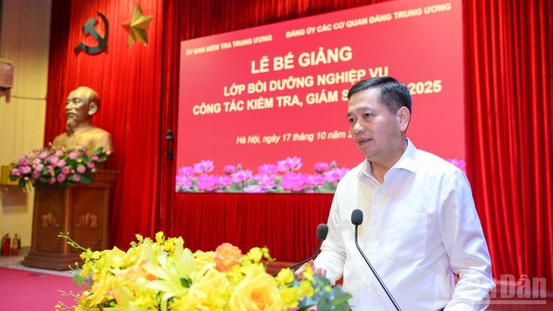 សមមិត្ត Nguyen Long Hai សមាជិកជំនួសនៃគណៈកម្មាធិការមជ្ឈិមបក្ស លេខាអចិន្ត្រៃយ៍នៃគណៈកម្មាធិការបក្សនៃស្ថាប័នមជ្ឈិមបានថ្លែងសុន្ទរកថាបិទវគ្គបណ្តុះបណ្តាល។ (រូបថត៖ THE DAI)