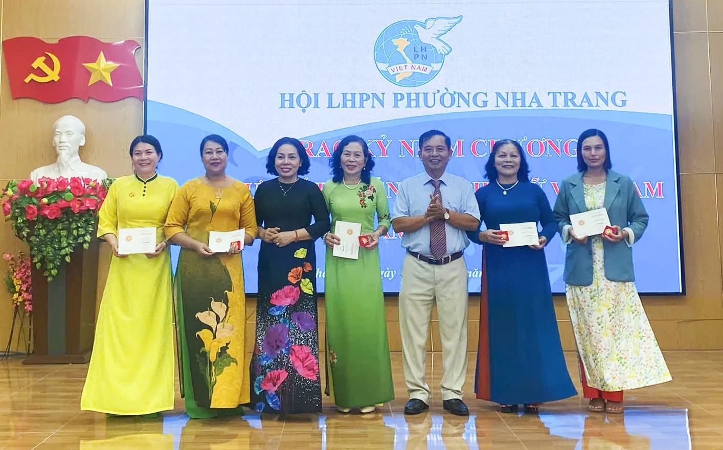 Tildeling av medaljen «For utviklingen av vietnamesiske kvinner» til enkeltpersoner.