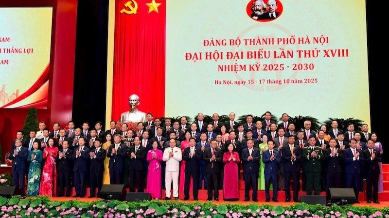 Ban Chấp hành Đảng bộ thành phố Hà Nội khóa XVIII, nhiệm kỳ 2025-2030 ra mắt Đại hội.