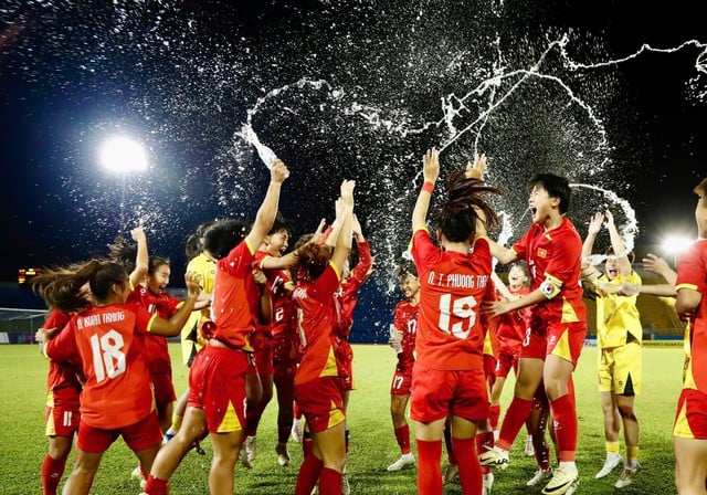 U.17 Vietnam besegrade Hongkong dramatiskt och vann utmärkt biljetten till den asiatiska finalen: VFF gav en bonus - Foto 2. U.17 Việt Nam thắng kịch tính Hồng Kông, xuất sắc giành vé VCK châu Á: VFF thưởng nóng- Ảnh 2.