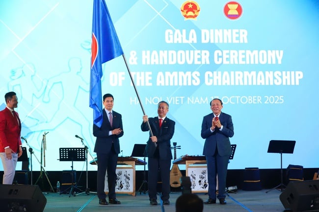 Bộ trưởng Nguyễn Văn Hùng trao cờ chuyển giao vai trò chủ nhà AMMS cho đại diện Campuchia - Ảnh 2. Bộ trưởng Nguyễn Văn Hùng trao cờ chuyển giao vai trò chủ nhà AMMS cho đại diện Campuchia - Ảnh 2.