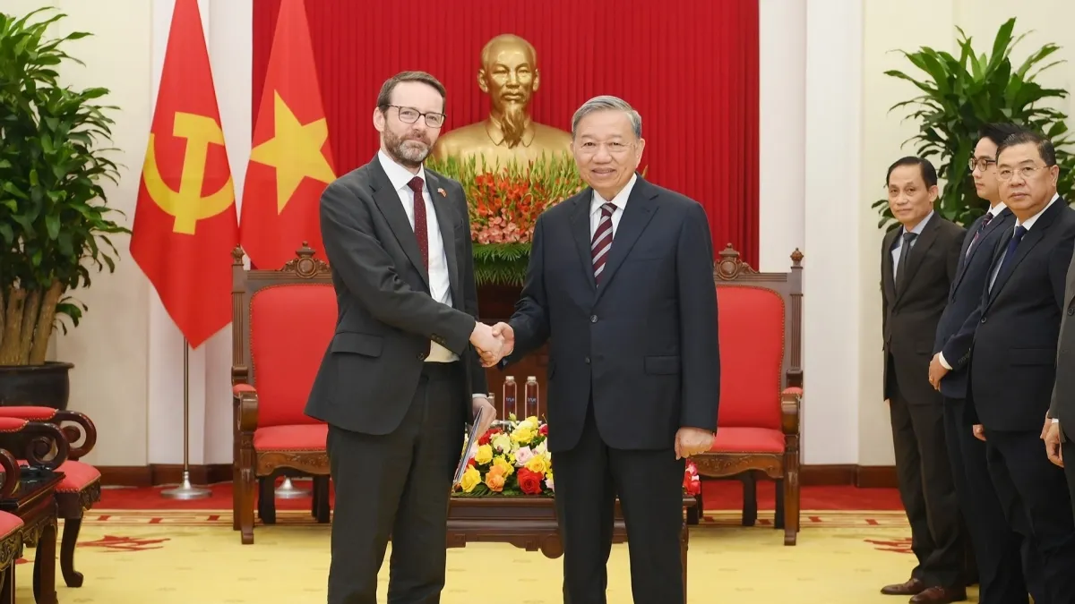 Generalsekreterare To Lam tar emot den brittiska ambassadören - Foto 1. Tổng Bí thư Tô Lâm tiếp Đại sứ Anh- Ảnh 1.