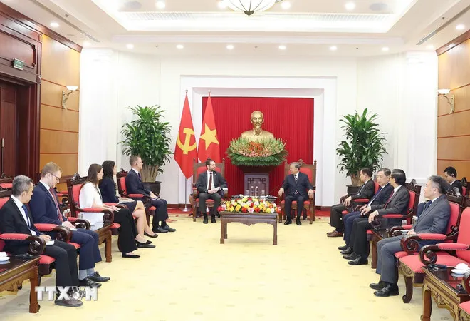 Generalsekreterare To Lam tar emot den brittiska ambassadören - Foto 2. Tổng Bí thư Tô Lâm tiếp Đại sứ Anh- Ảnh 2.