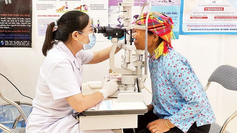Las personas de la comuna fronteriza de Son Vi, provincia de Tuyen Quang, disfrutan de servicios médicos de calidad a través de un programa de exámenes médicos gratuitos y distribución de medicamentos.