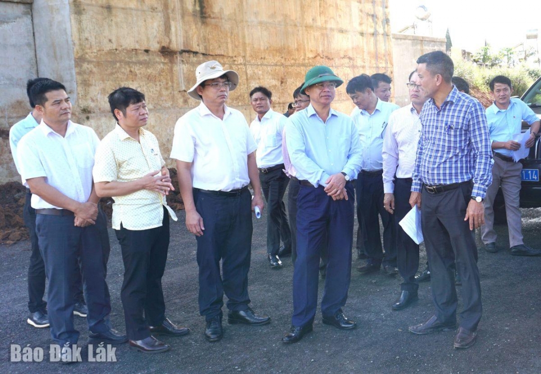 The delegation inspected the field implementation of Component Project 3 of the Khanh Hoa - Buon Ma Thuot Expressway Project, Phase 1.