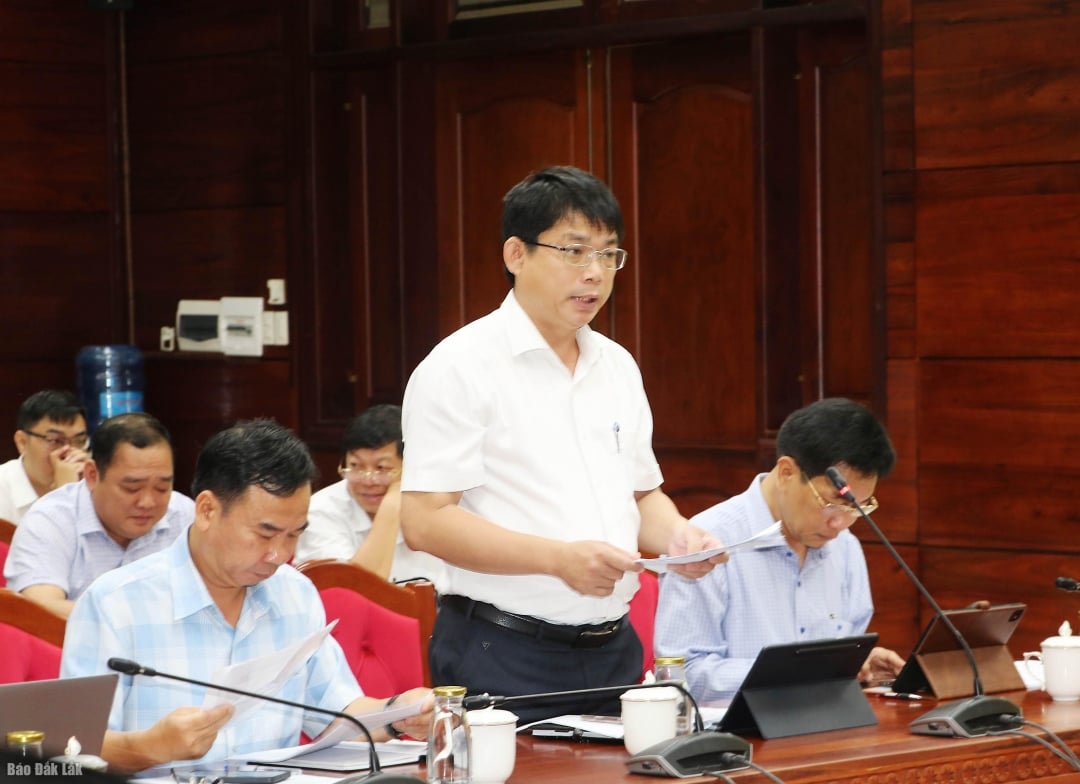 Le directeur adjoint du département des finances, Huynh Gia Hoang, a fait son rapport.