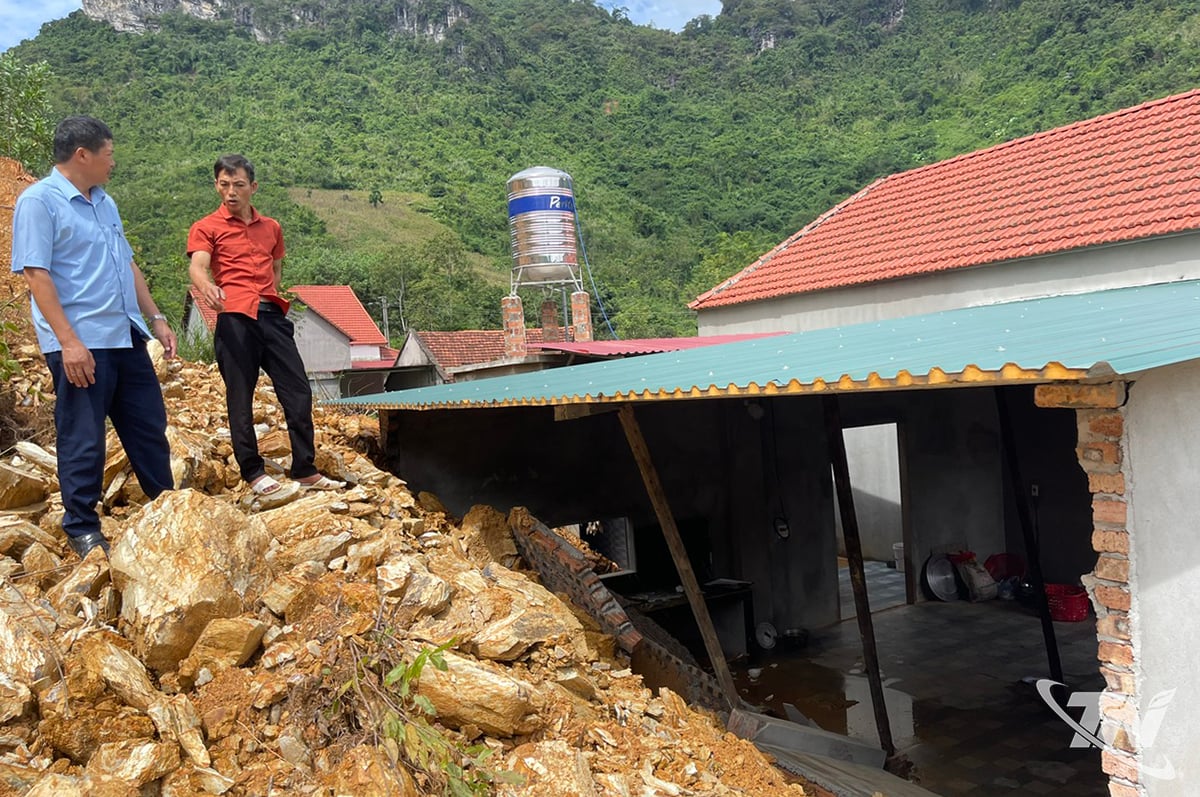 Sạt lở làm đổ tường bếp hộ gia đình anh Phạm Văn Duy, xóm Chùa Bứa.