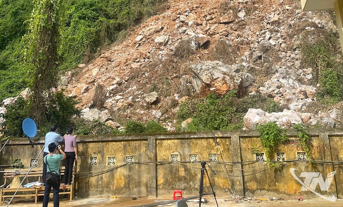 Khối lượng đất đá sạt lở sau UBNĐ xã Dân Tiến ước tính hơn 50.000m3.