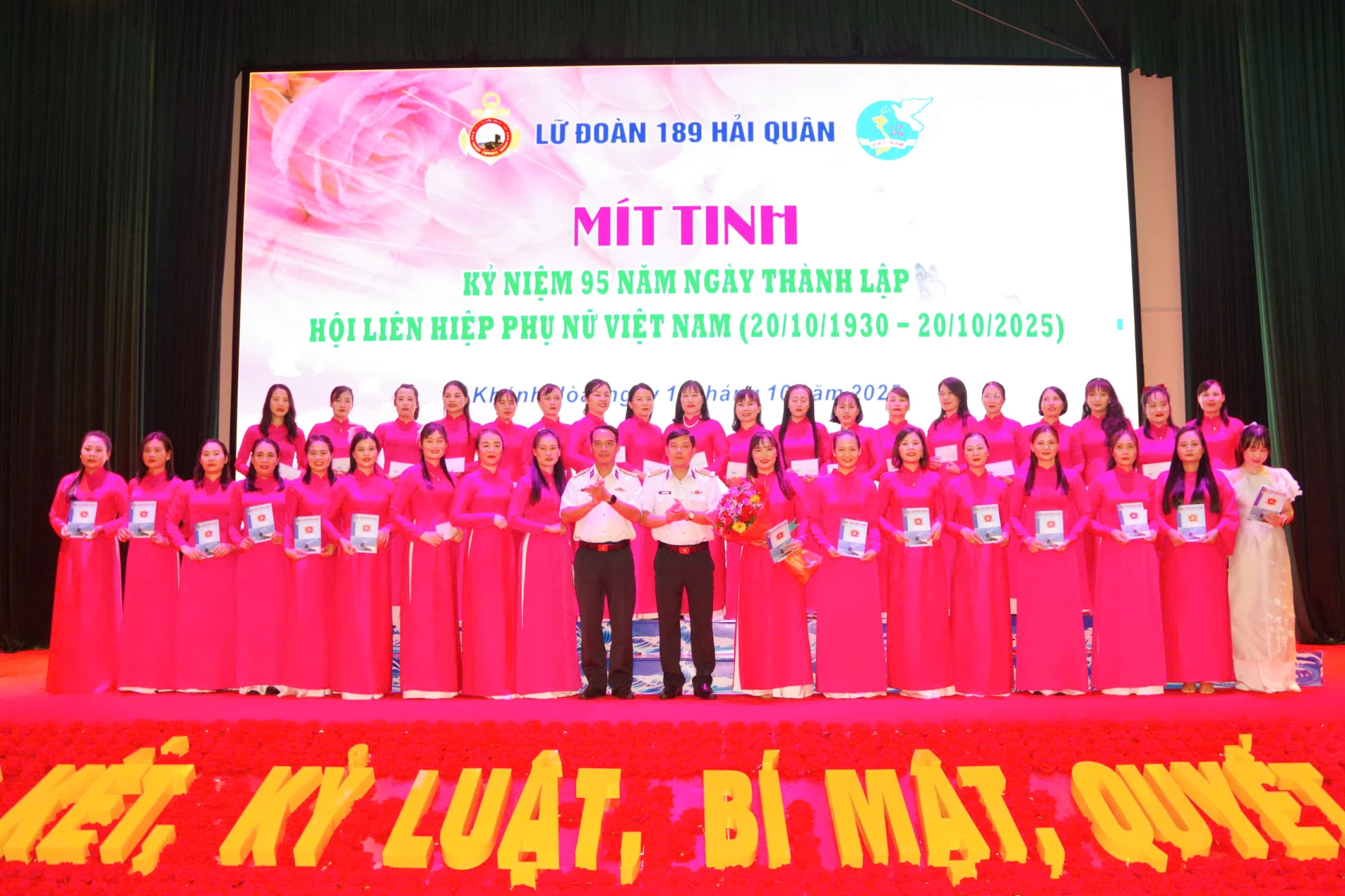 ប្រធាន​កងពល​បាន​ជូន​ផ្កា​ដើម្បី​អបអរសាទរ​សមាជិក​សមាគម​នារី។