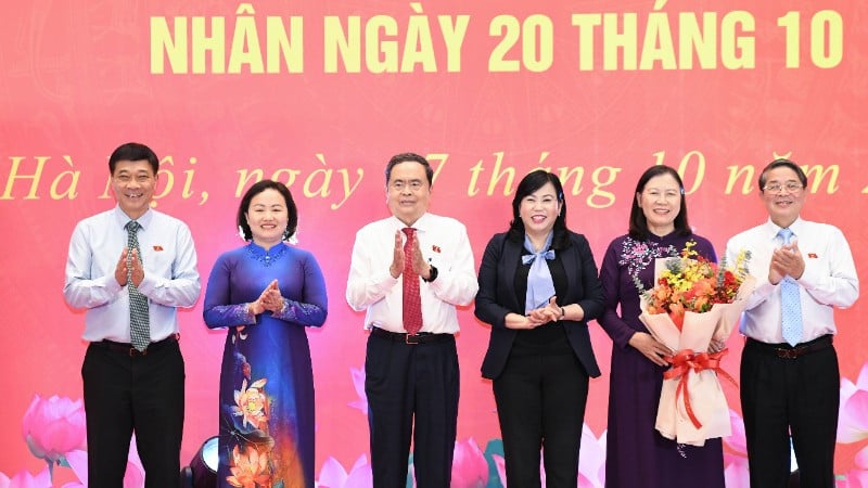 ประธานสภาแห่งชาติ ตรัน ถั่ญ หมัน และรองประธานสภาแห่งชาติ มอบดอกไม้แสดงความยินดีแก่ผู้แทนสมาชิกสภาแห่งชาติหญิงประจำเต็มเวลา และผู้นำหญิงของคณะกรรมการพรรคภายใต้คณะกรรมการพรรคของสภาแห่งชาติ (ภาพ: ดวี หลินห์)