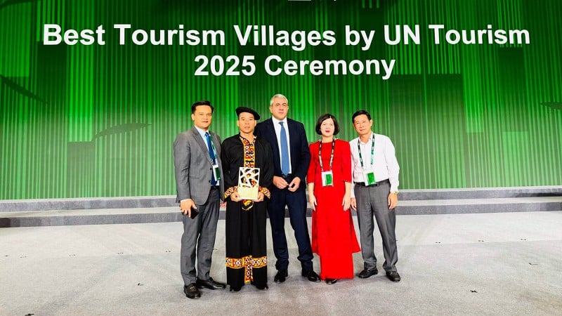 Ledare för departementet för kultur, sport och turism i Tuyen Quang-provinsen och representanter för invånarna i byn Lo Lo Chai i Lung Cu-kommunen fick titeln