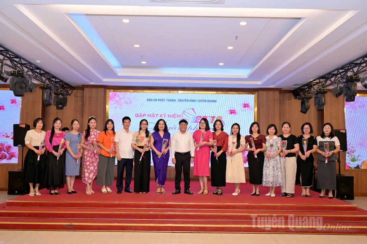 Les dirigeants du journal, de la radio et de la télévision Tuyen Quang et le président du syndicat de l'agence ont offert des fleurs pour féliciter les femmes.