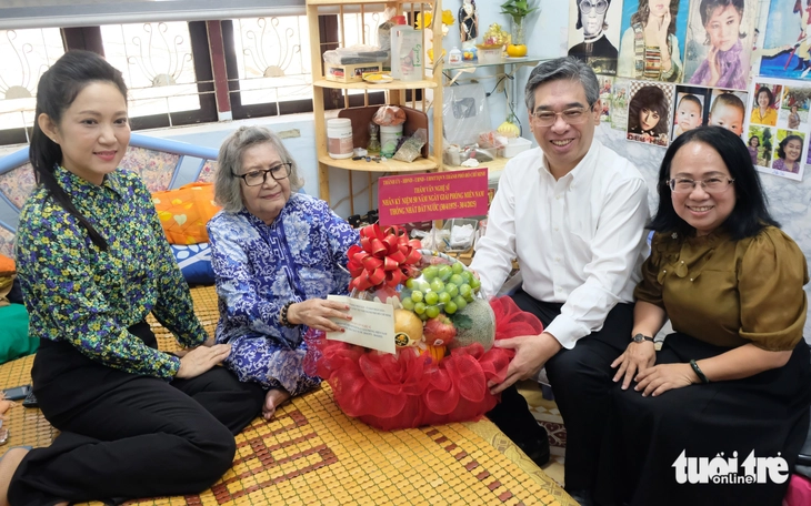 L'artiste Dieu Hien chante Tru Vuong s'immole en cadeau aux dirigeants de la ville - Photo 1. Xúc động nghệ sĩ Diệu Hiền hát Trụ vương thiêu mình ở Nhà dưỡng lão Thị Nghè - Ảnh 1.