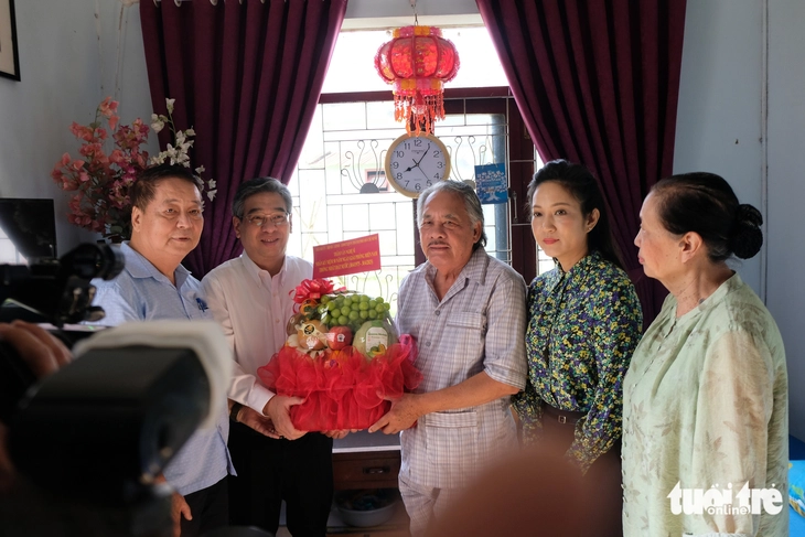 L'artiste Dieu Hien chante Tru Vuong s'immolant en cadeau aux dirigeants de la ville - Photo 2. Xúc động nghệ sĩ Diệu Hiền hát Trụ vương thiêu mình ở Nhà dưỡng lão Thị Nghè - Ảnh 2.
